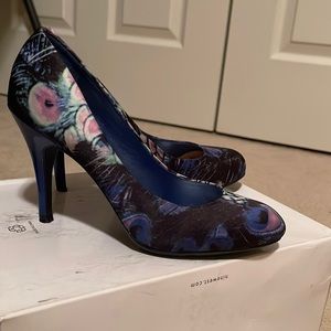 Multicolored round toe pump